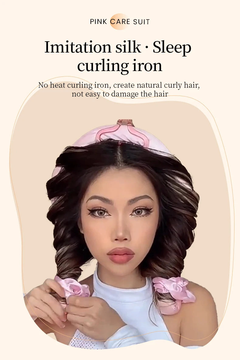 Une femme coiffant ses cheveux avec un fer à boucler imitation soie rose.