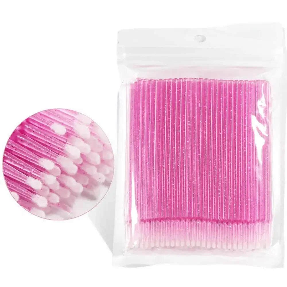 Un paquet en plastique transparent contenant une bande de cotons-tiges roses pour extensions de cils.