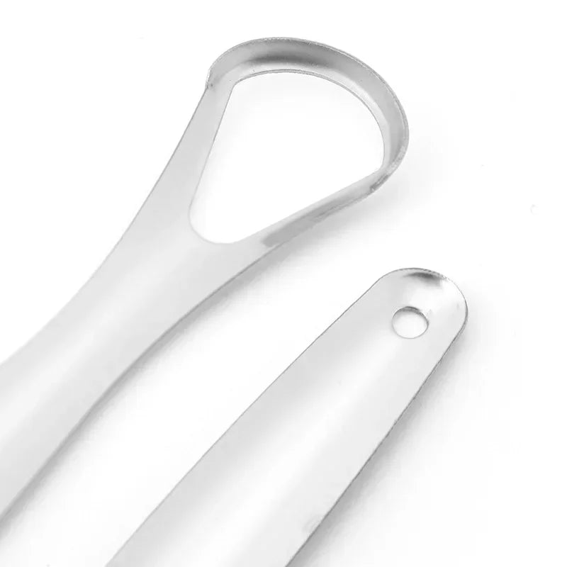 Raclette en acier inoxydable avec poignée en boucle sur fond blanc.