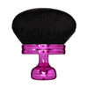Grande brosse de maquillage noire avec un manche rose magenta.
