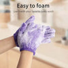 Gants à exfolier pour le corps violets utilisés pour mousser un gel douche.