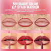Un set de marcadores para labios Buildabie de diferentes tonos y aplicación en los labios.