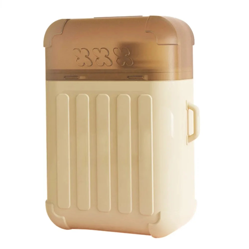 Kit jetable pour nettoyer les oreilles beige avec un dessus transparent et un corps côtelé.