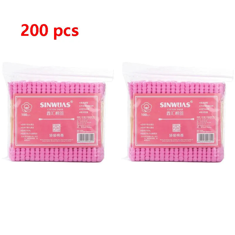 Un paquet de 200 cotons-tiges en bambou rose pour un nettoyage doux.