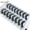 Plateau en plastique contenant huit paires de faux cils de renard de luxe pour maquillage des yeux.