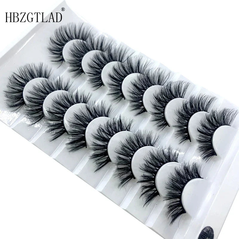 Plateau en plastique contenant huit paires de faux cils de renard de luxe pour maquillage des yeux.