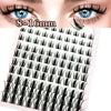 Primer plano de agrupaciones voluminosas de pestañas de manga negras con un aspecto natural y longitud de 8-16mm.