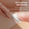Une main tient un outil portable de ponçage électrique pour pieds avec une lumière auxiliaire LED.