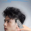 عارض أزياء ذكر يعرض قصة شعر باستخدام مجموعة ماكينة حلاقة كهربائية قابلة لإعادة الشحن.