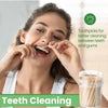 Una mujer joven usa palillos de bambú natural para limpiar entre sus dientes y encías.