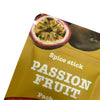 Un bâton d'épice de fruit de la passion coupé, révélant les graines et la pulpe à l'intérieur.