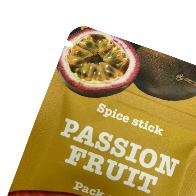 Un bâton d'épice de fruit de la passion coupé, révélant les graines et la pulpe à l'intérieur.