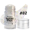 Un pot en verre de bâton de paillettes Fit Colors #02 à côté d'une feuille pailletée translucide.