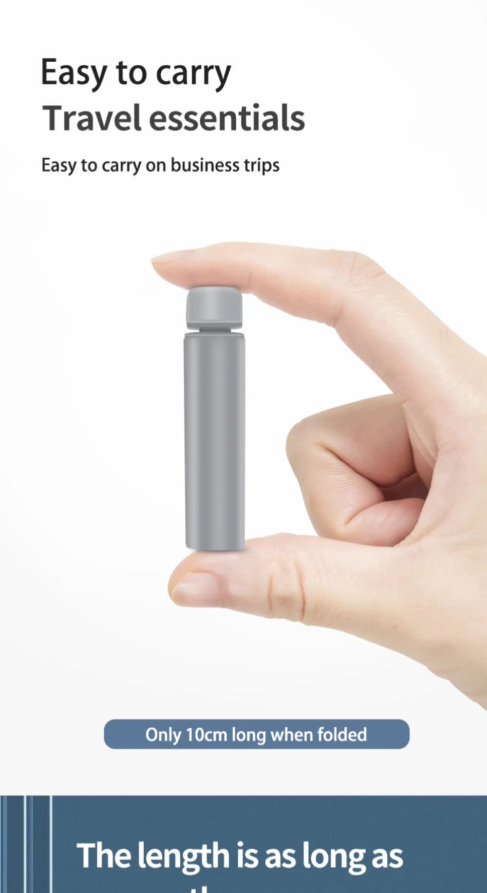 Une main tient un petit produit de voyage cylindrique en argent, montrant sa longueur pliée.