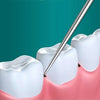 Un cure-dent en acier inoxydable nettoie une dent, montrant son usage pour le nettoyage dentaire.