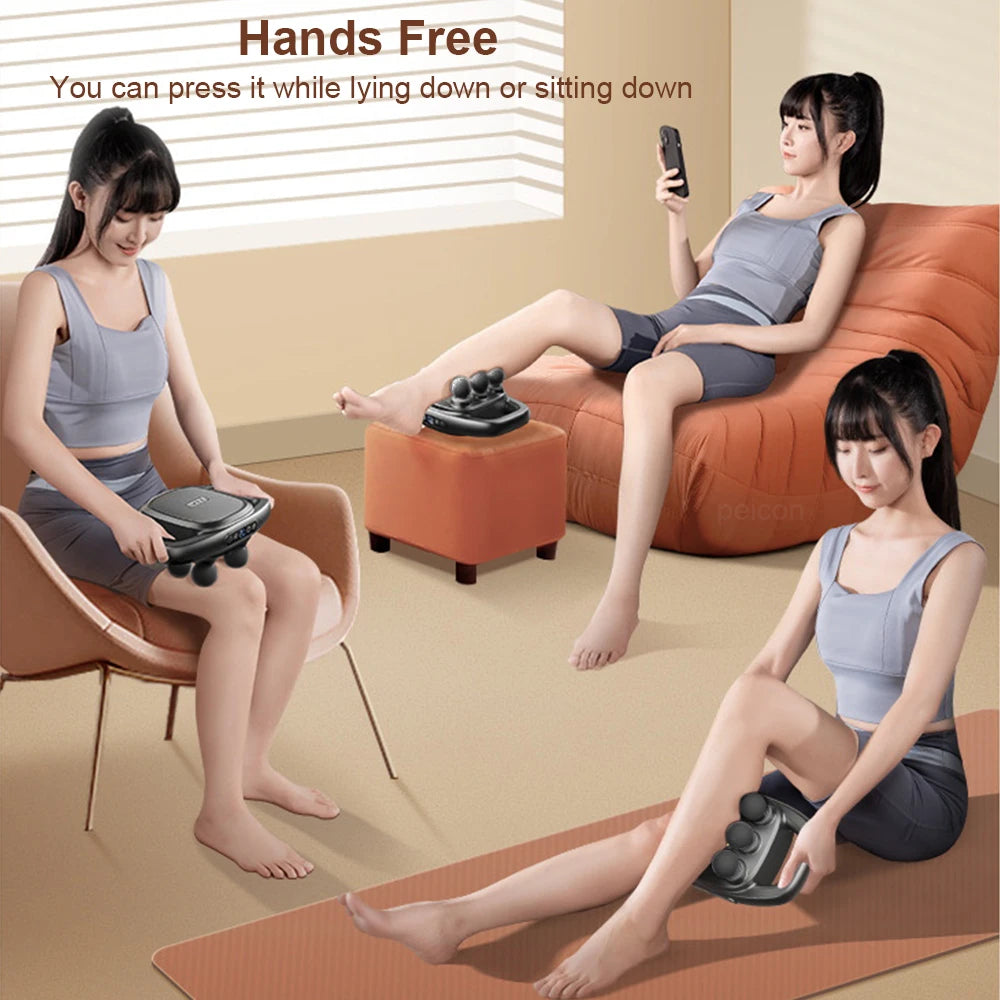 Eine Frau benutzt eine Handmassagepistole, während sie auf einem orangen Sofa liegt.