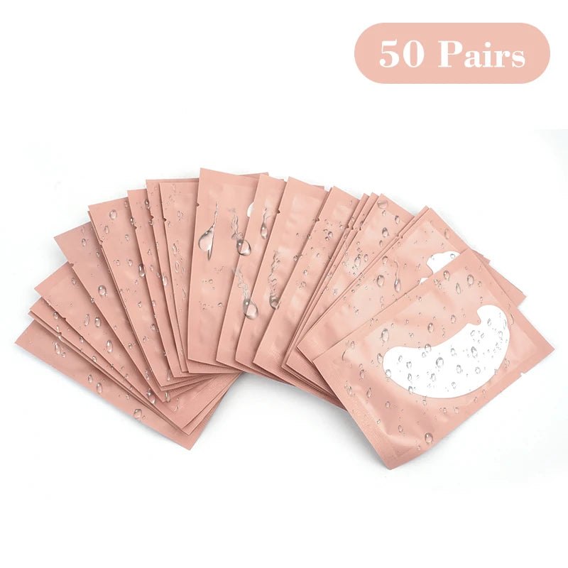 50 paires de pads hydrogel roses pour extensions de cils, présentées en éventail.