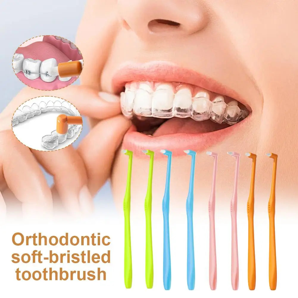 Un juego de cepillos de dientes ortodónticos con cerdas suaves en varios colores, junto a la boca y los dientes de una person