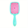 Peine desenredante de dientes anchos azul claro con cerdas rosa brillante.