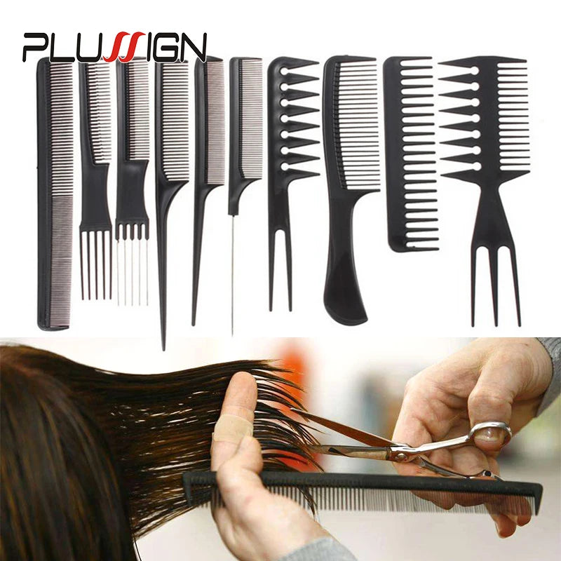 مجموعة من عشرة مشط ومكواة احترافية للشعر الأسود بجانب يد تستخدم مشطًا على شعر داكن.