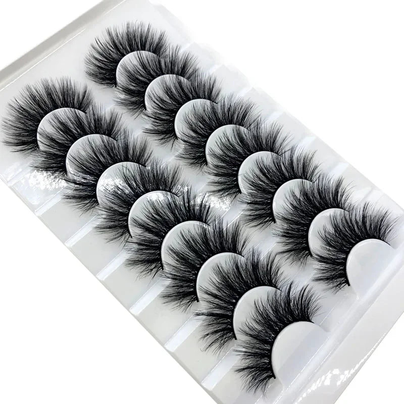 Un contenant en plastique avec 8 faux cils de renard premium.