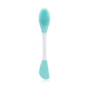 Cepillo de limpieza y mascarilla facial de silicona azul claro con mango blanco.