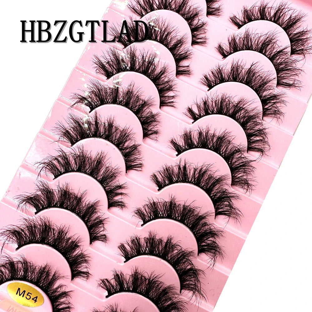 Plateau en plastique rose contenant plusieurs jeux d'extensions de cils de renard noirs
