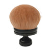 Une grande poudre de maquillage ronde aux tons naturels avec une poignée noire.