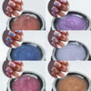 Collection de couleurs de vernis à ongles : violet, bleu, rose et nude dans des contenants en verre.