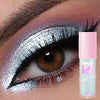 Primer plano de un ojo con maquillaje de sombra plateada y morada brillante.