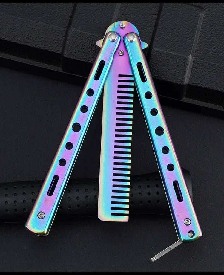 Gros plan d'un peigne papillon pliable en acier inoxydable avec des accents violets et bleus irisants.