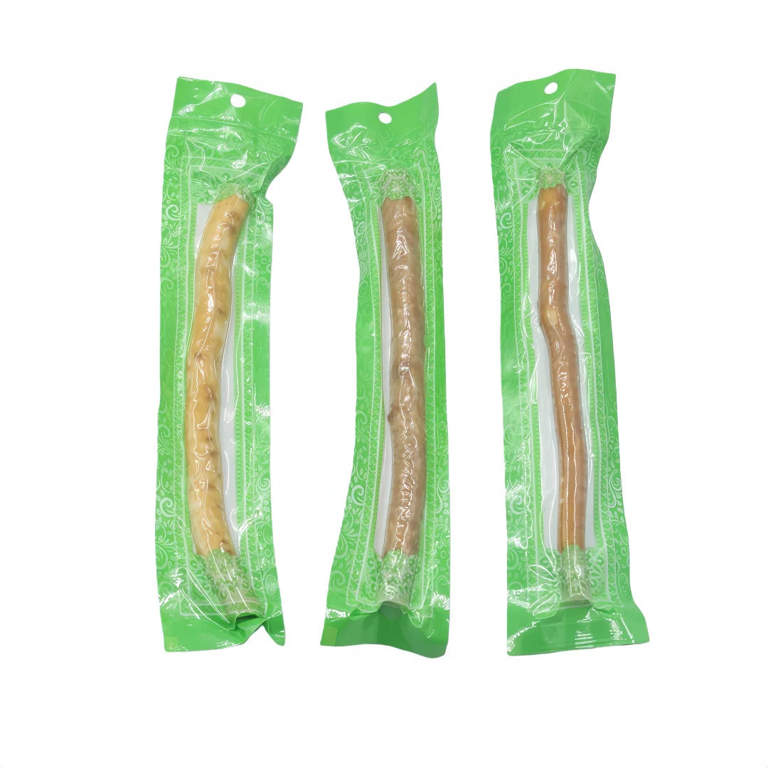 Trois sacs en plastique contenant des cure-dents de miswak naturels pour la santé buccale