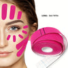 Ein Gesicht einer Frau zeigt pinkes elastisches Tape für eine Gesichts-Lifting-Behandlung neben einer Rolle des gleichen Prod