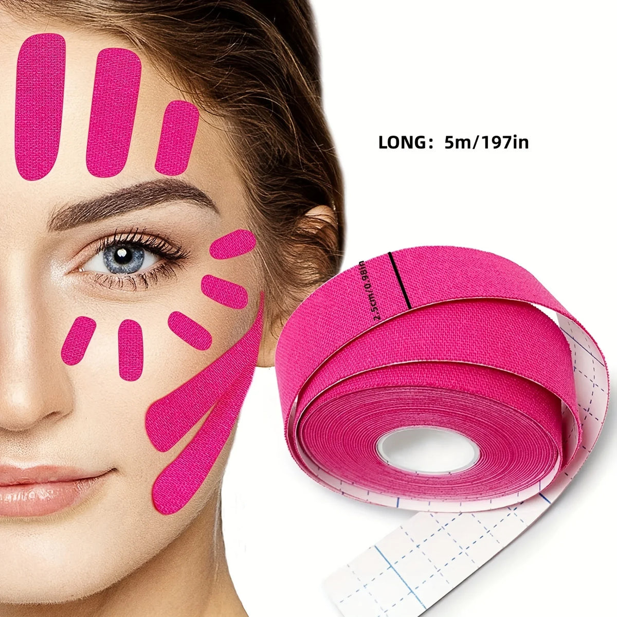 Ein Gesicht einer Frau zeigt pinkes elastisches Tape für eine Gesichts-Lifting-Behandlung neben einer Rolle des gleichen Prod