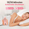 Eine Frau liegt im Bett mit einem pinken elektrischen Menstruationswärmer, der automatische Abschaltfunktionen demonstriert.