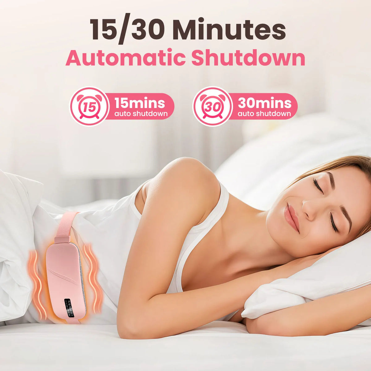 Eine Frau liegt im Bett mit einem pinken elektrischen Menstruationswärmer, der automatische Abschaltfunktionen demonstriert.