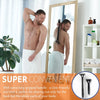 Un hombre usando una maquinilla de afeitar plegable manual en su espalda en un baño.