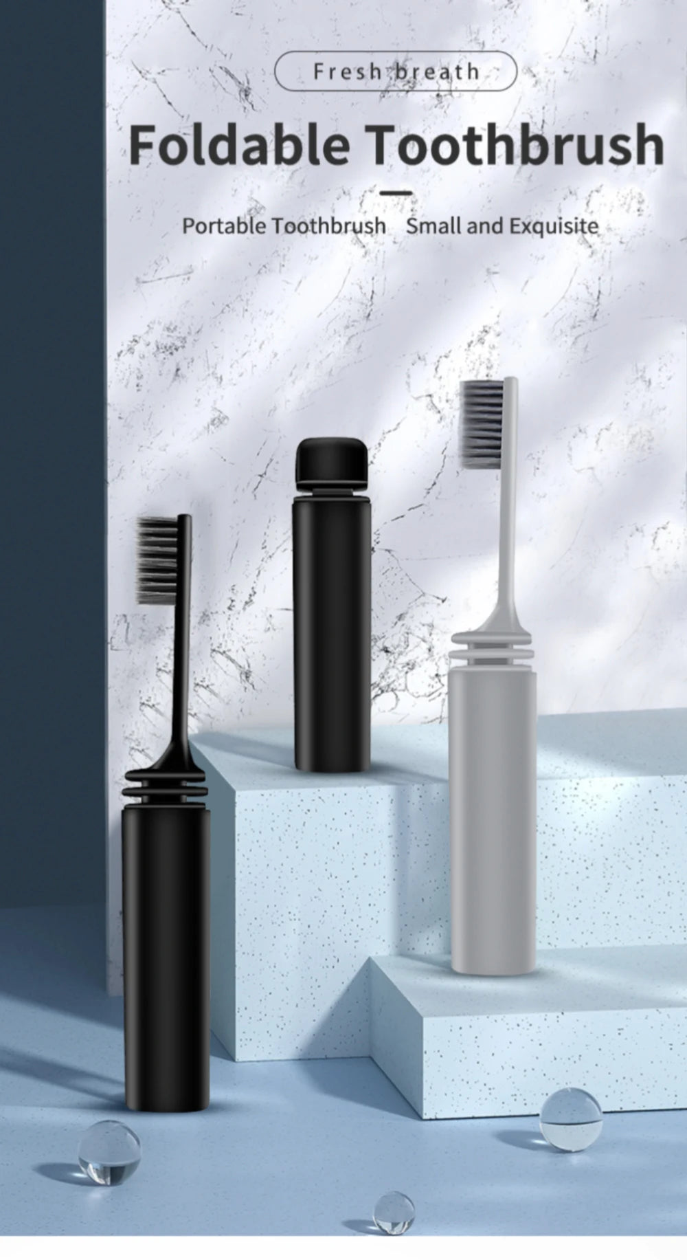 Une brosse à dents noire pliable est présentée sur une surface bleu clair à côté de son emballage et d'autres brosses à dents
