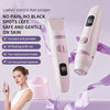 Una navaja eléctrica blanca para el cabello junto a una herramienta de espuma rosa y una mujer usando el dispositivo.