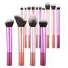 Un juego de doce brochas de maquillaje profesionales en varios tonos rosa y nude.