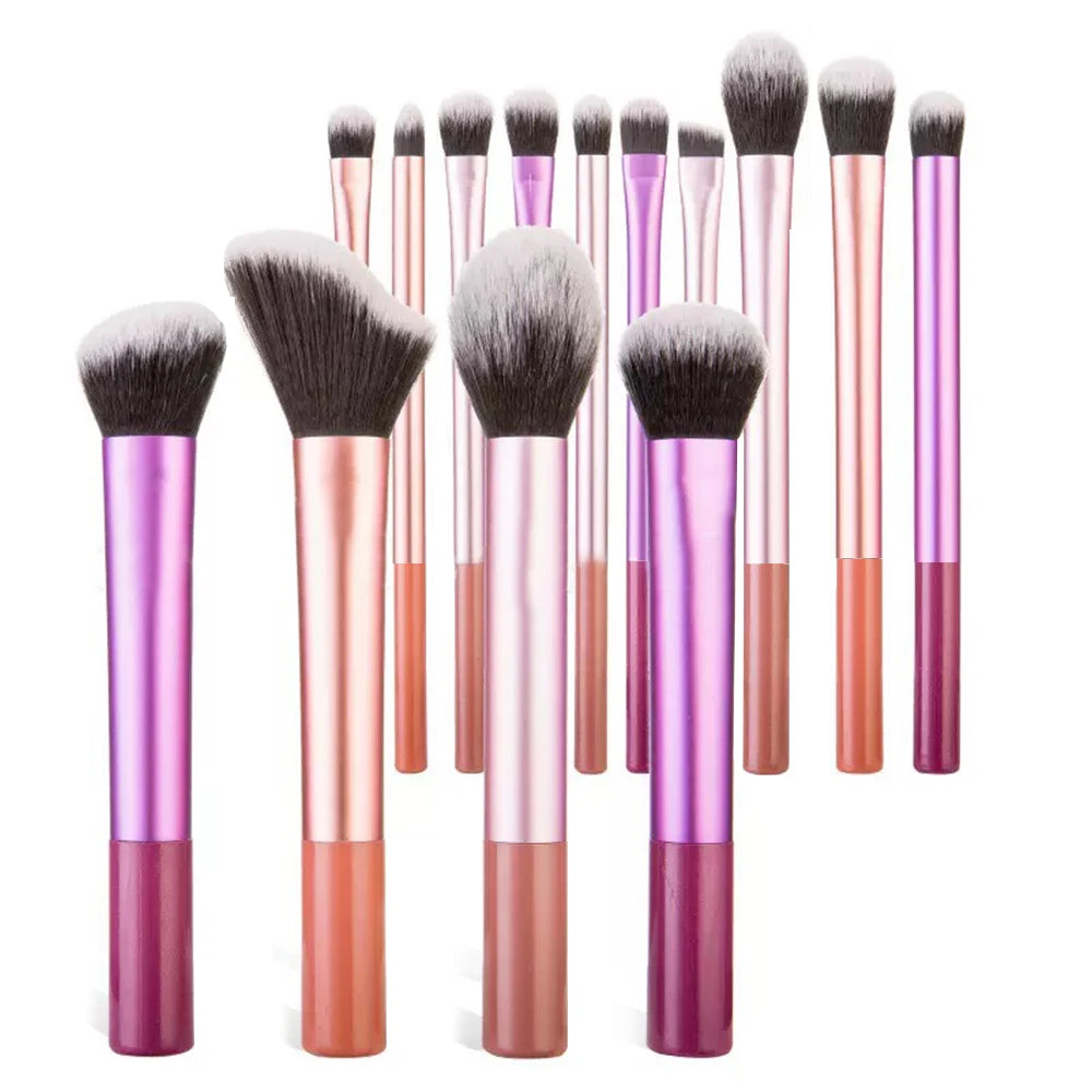 Un juego de doce brochas de maquillaje profesionales en varios tonos rosa y nude.