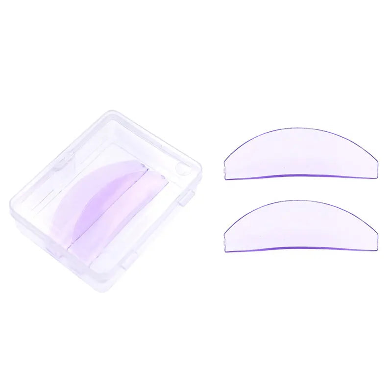 Zwei durchscheinende lila Silikon-Lash-Perm-Pads zum Locken von Wimpern.