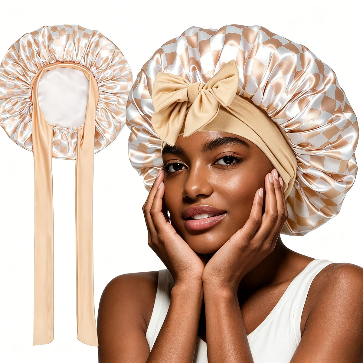 Une femme portant un bonnet de nuit en satin à la dentelle à lacer avec un nœud, regardant directement l'appareil photo.