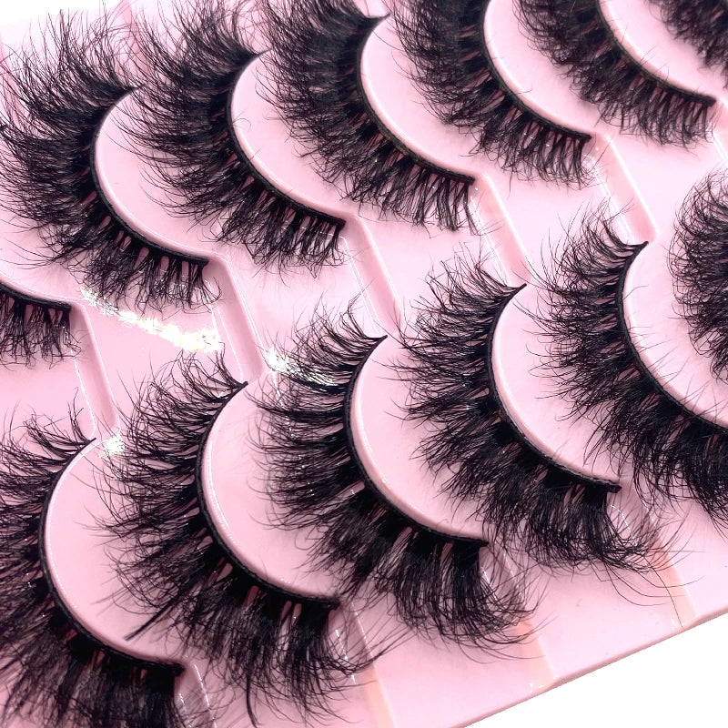 Plateau en plastique rose contenant un ensemble de faux cils de renard noirs.