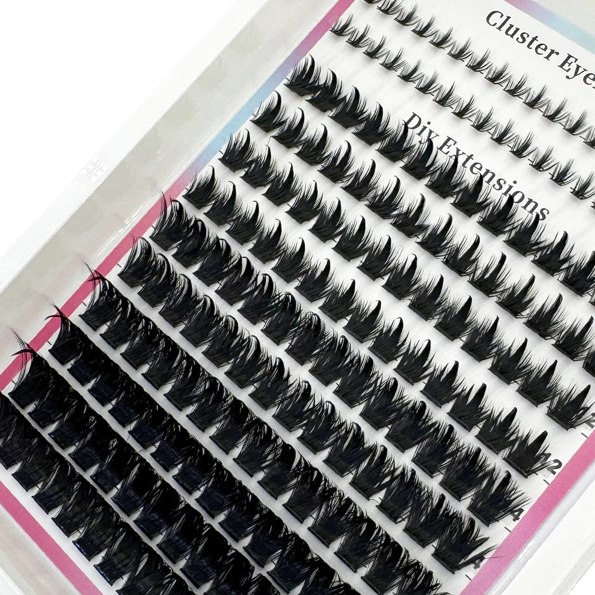 Gros plan de clusters de cils piquants DIY pour extensions de salon, montrant divers styles de cils.