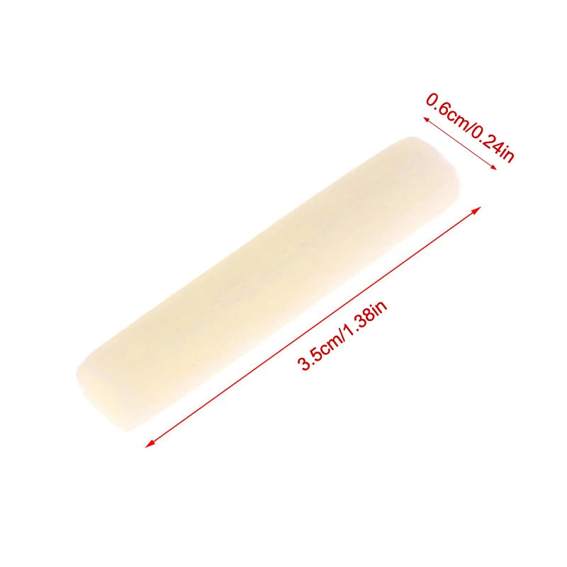 Une longue tige cylindrique blanche d'inhalateur d'huile essentielle sans fumée, bâtons d'énergie.