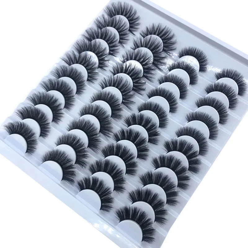 Un plateau de faux cils de renard en 3D dans divers styles et longueurs.
