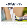 Nahaufnahme einer gelben Elektroscherefblatt, das unter fließendem Wasser gereinigt wird.