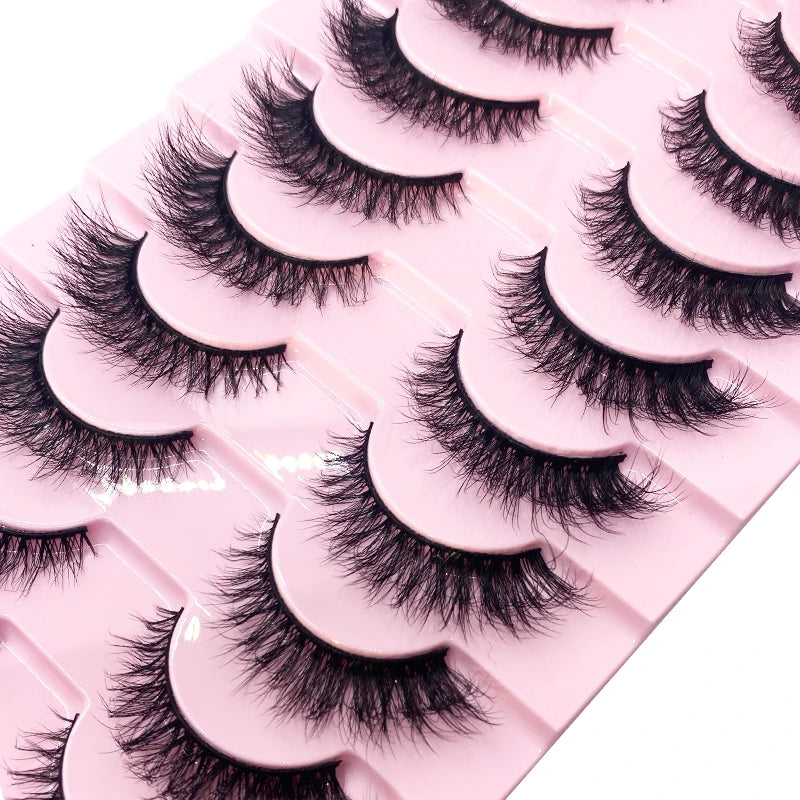 Un plateau rose de kits d'extensions de faux cils mink en 3D, avec divers styles et longueurs.