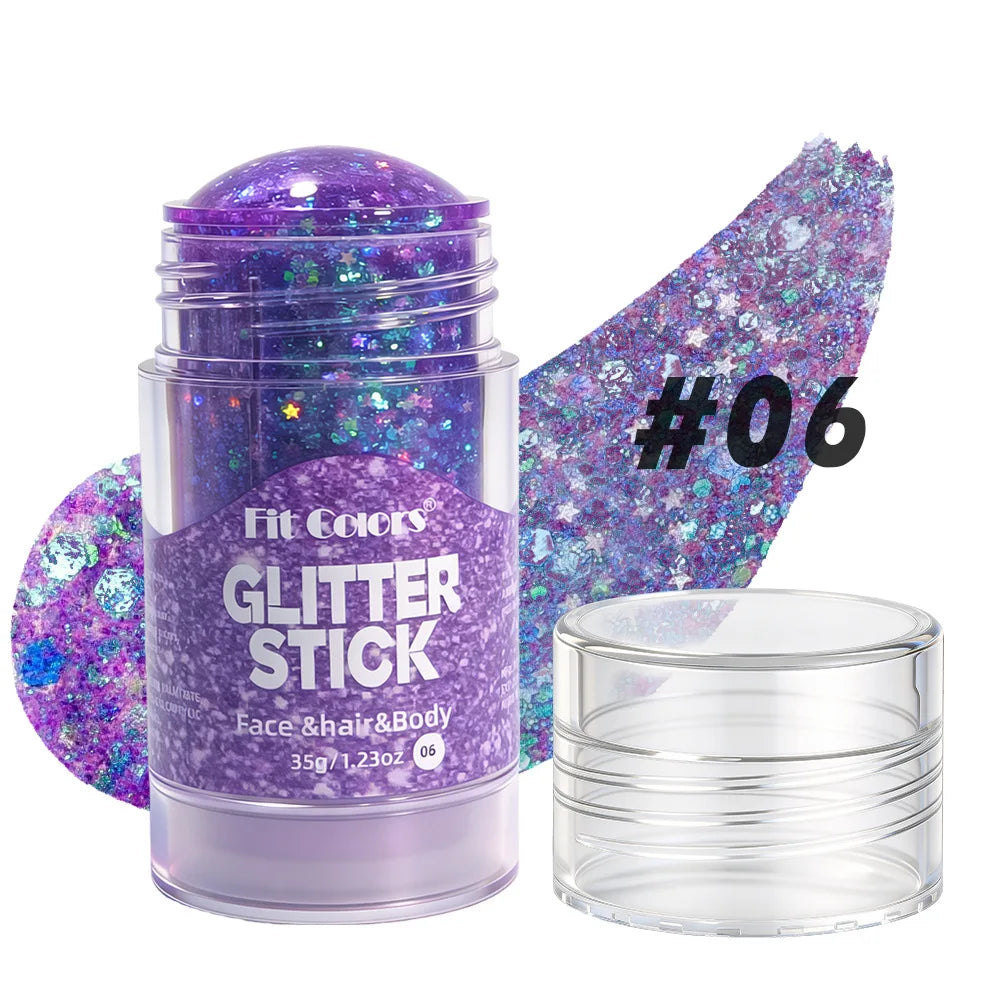 Produit bâton pailleté violet étiqueté #06 à côté de son contenant transparent.